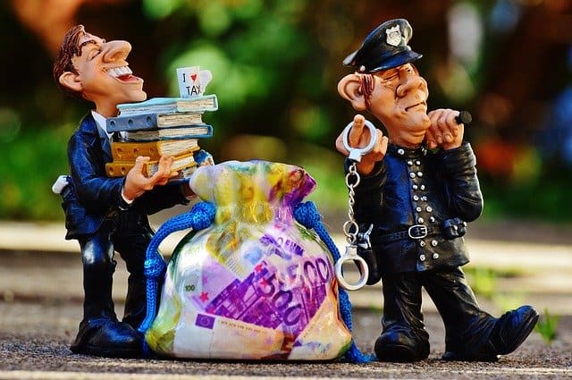 בובות - שוטר ומעלים מיסים